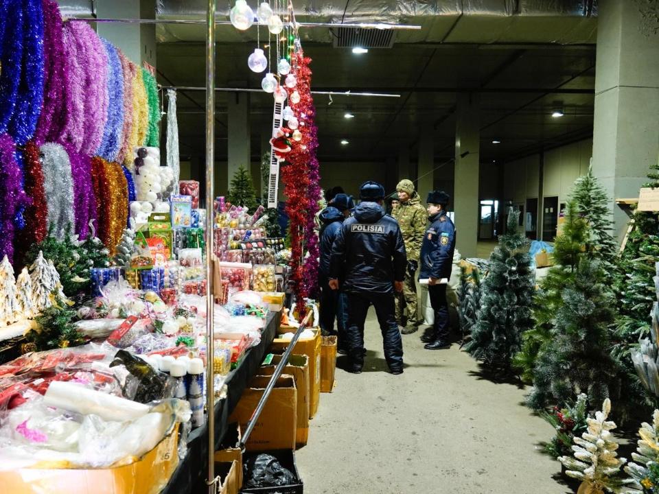 В Астане проводят рейды по точкам продажи пиротехники