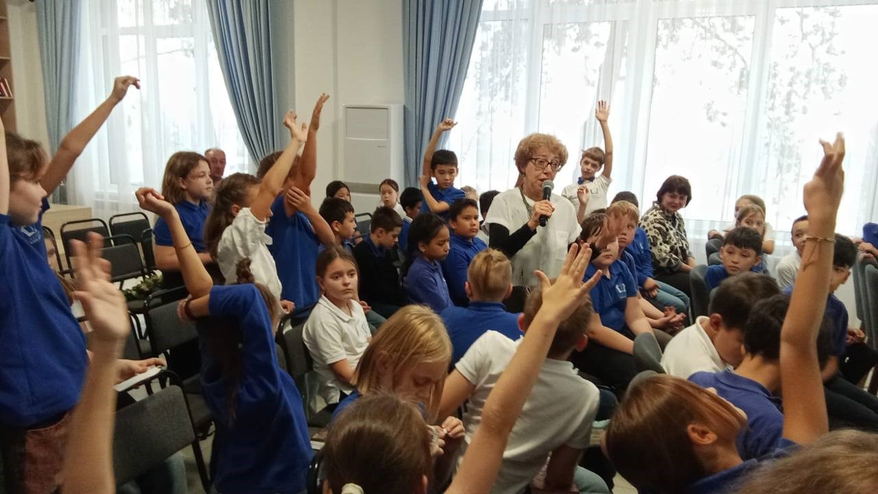 Алматинские школьники встретились с писателями из России