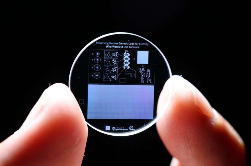 Ученые создали пятимерный кристалл памяти, способный хранить данные миллиарды лет