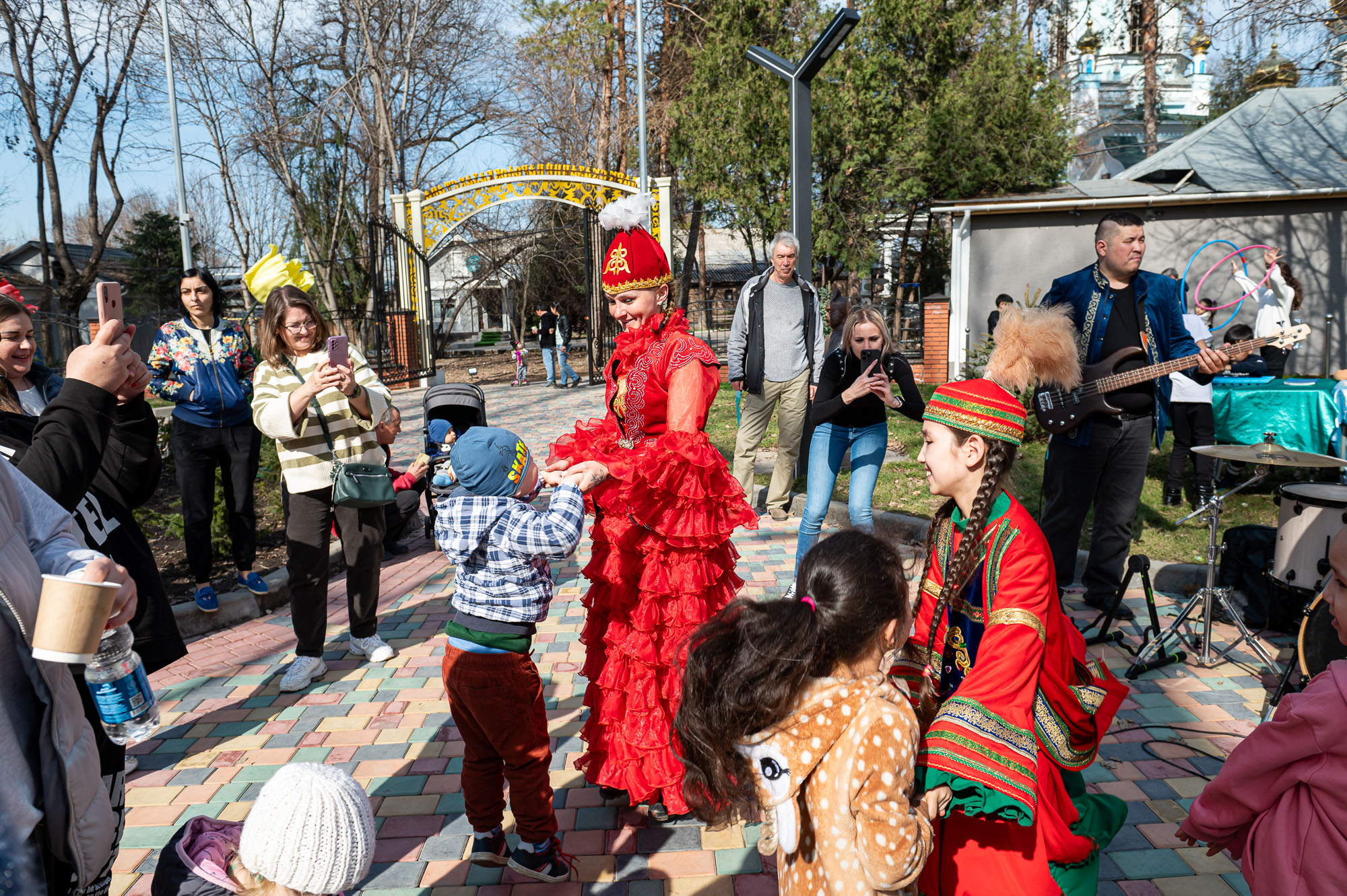 Баурсаки, «Кара жорга» и валяние из шерсти: как алматинцы отмечали Наурыз 