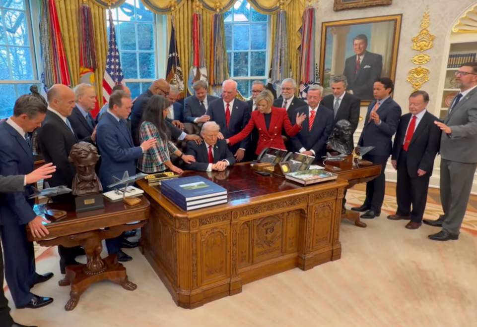 Пасторы помолились в кабинете Трампа за «ниспослание силы» 