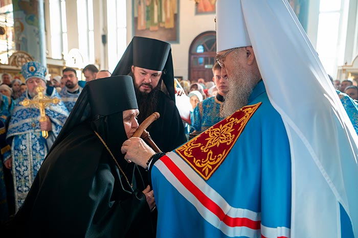 Митрополит Александр возвел в игуменское достоинство монахиню Нику (Отрощенко) Митрополит Александр возвел в игуменское достоинство монахиню Нику (Отрощенко)