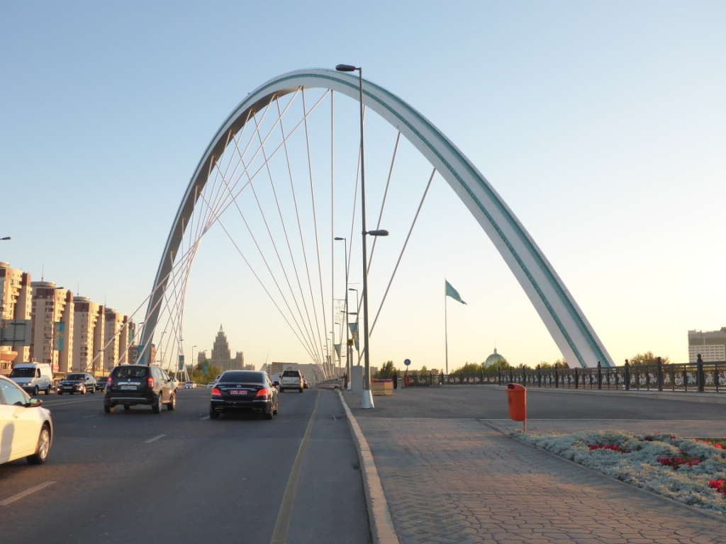 Астанчанам временно разрешили заезжать на некоторые автобусные полосы