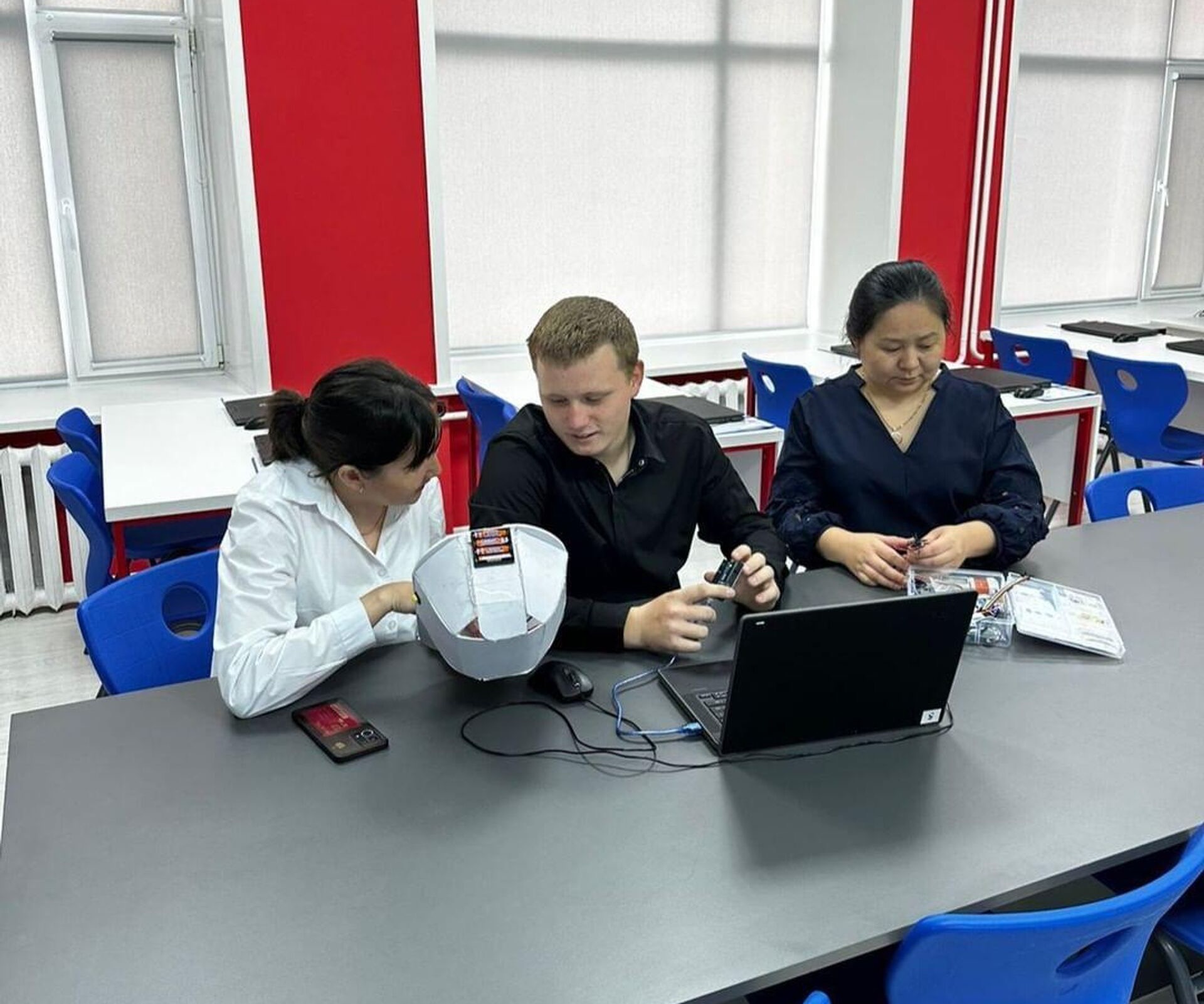 Уникальную инклюзивную кепку создал казахстанский школьник