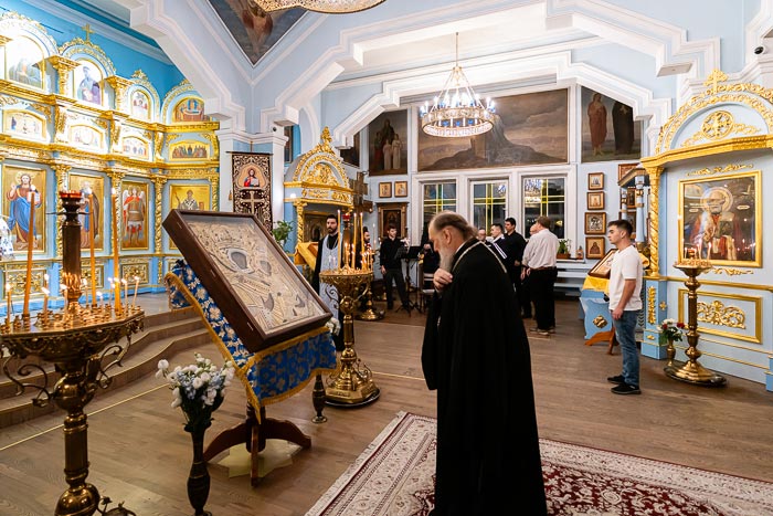 День Тихвинской иконы: в Алматы прошла ночная Литургия 