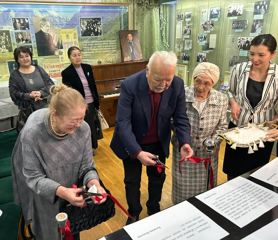 В Алматы открылась выставка, посвященная казахстанской «матери театров» В Алматы открылась выставка, посвященная казахстанской «матери театров»