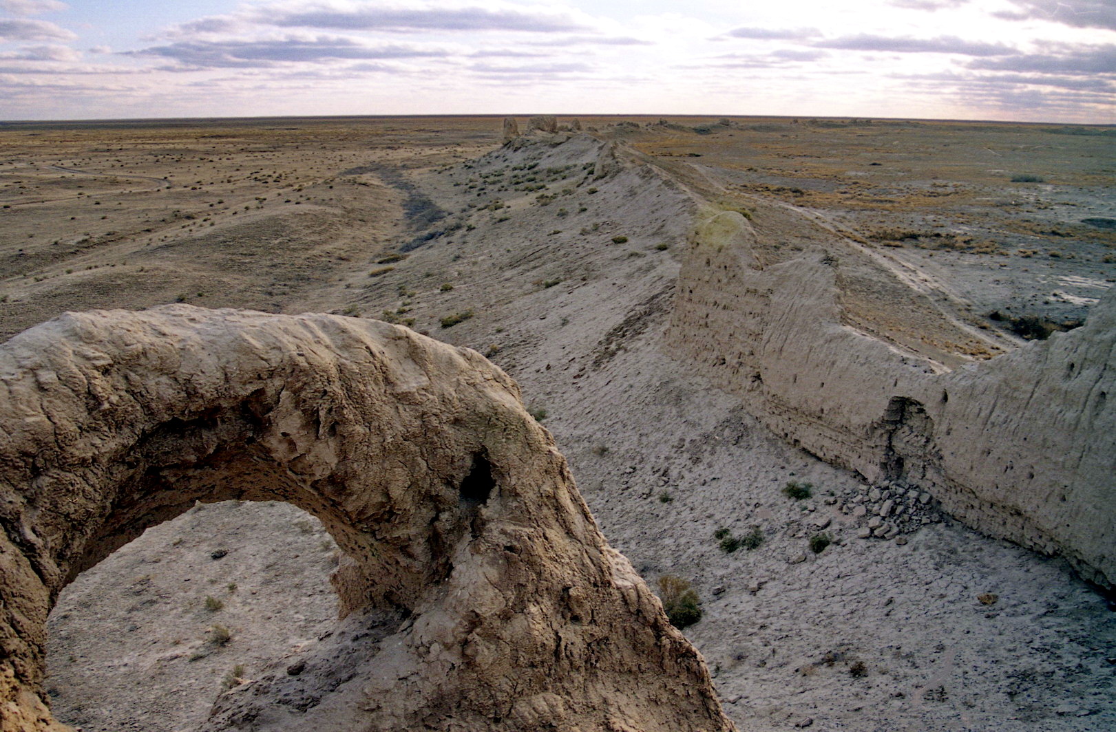 Зачарованный Сауран: недалеко от Отрара находятся куда более впечатляющие руины 