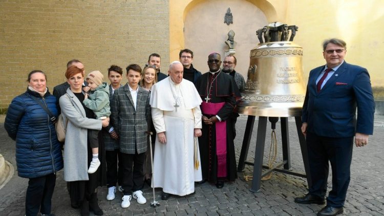 Папа Франциск отправил колокол «Голос нерожденных» в Казахстан