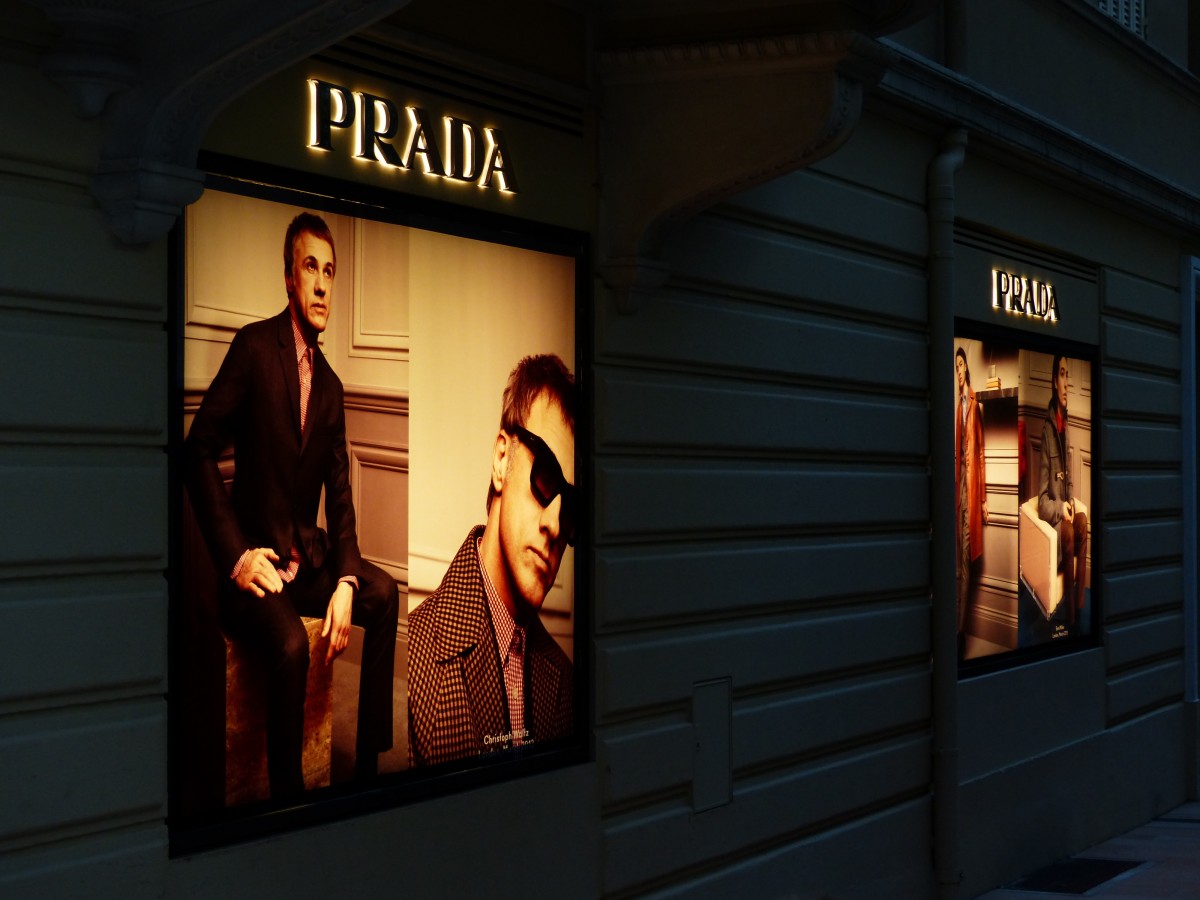 Prada планирует купить компанию Versace Prada планирует купить компанию Versace