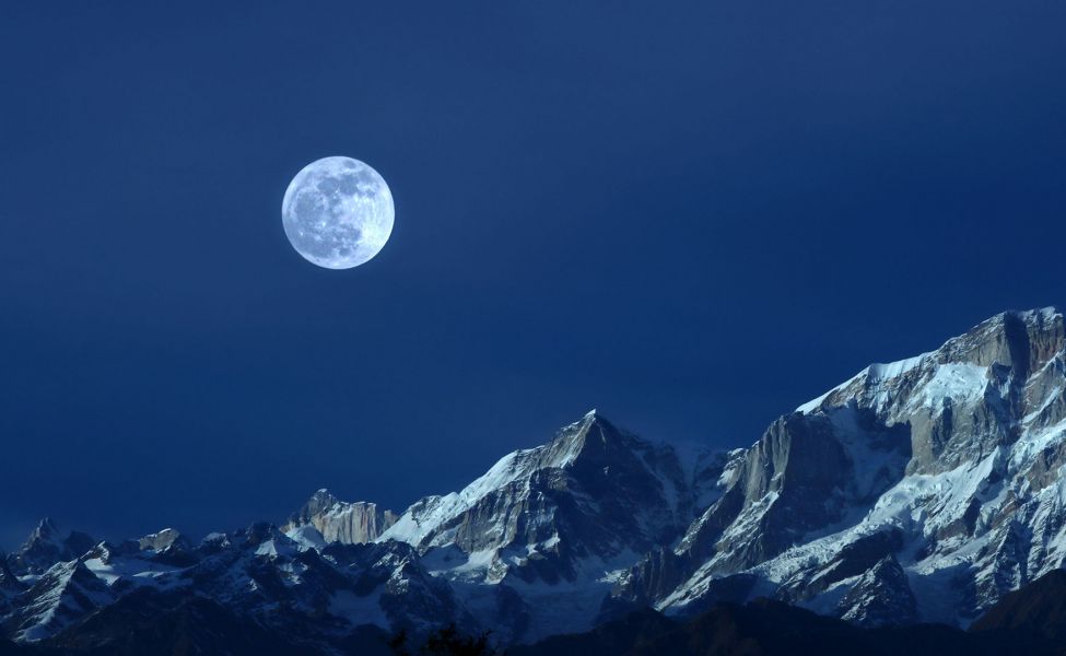 Суперлуние: денежные суеверия казахстанцев и научные факты