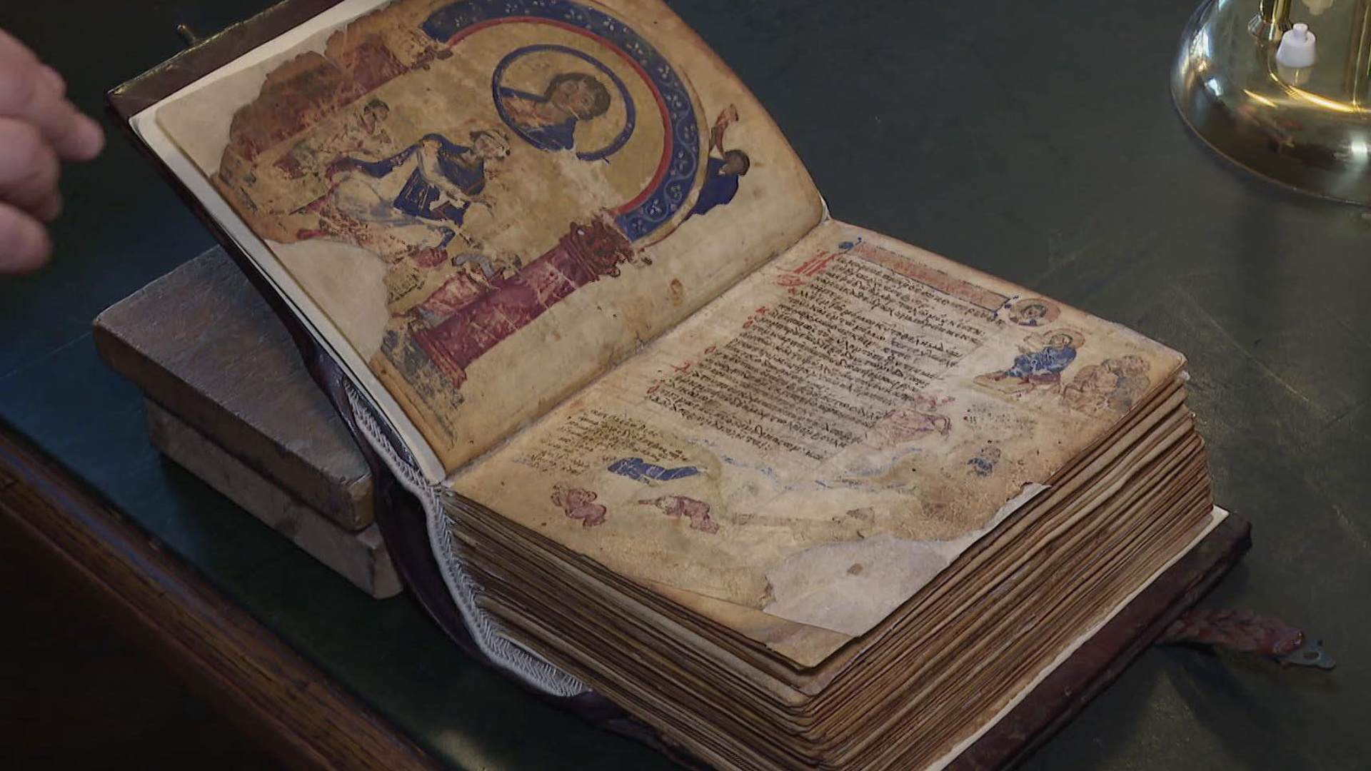 Россияне научили нейросеть читать древние свитки, не разворачивая их