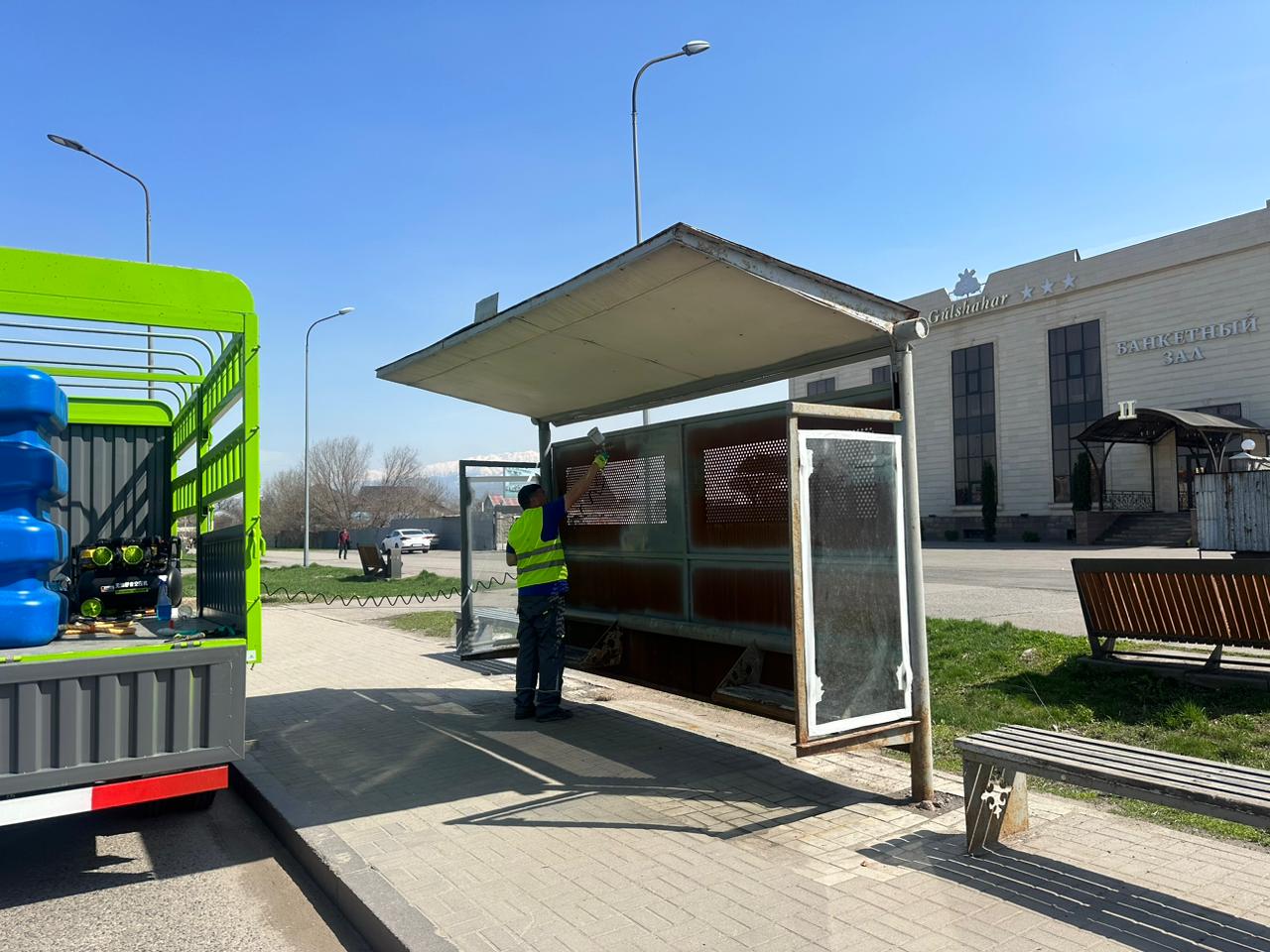 Несанкционированную рекламу ликвидируют в Алматы 
