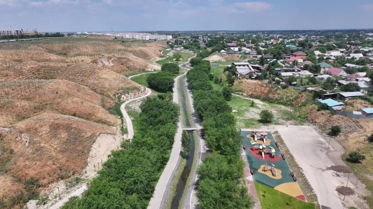 В Алатауском районе Алматы обустраивают пешеходную зону вдоль реки