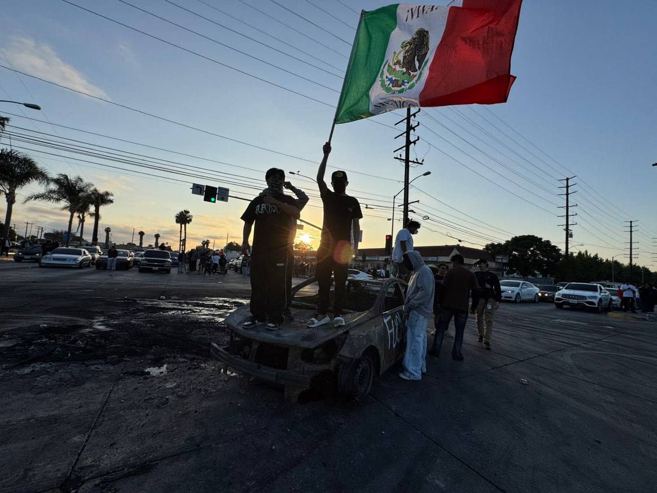 Мигранты с флагами Мексики подняли бунт в Лос-Анджелесе 