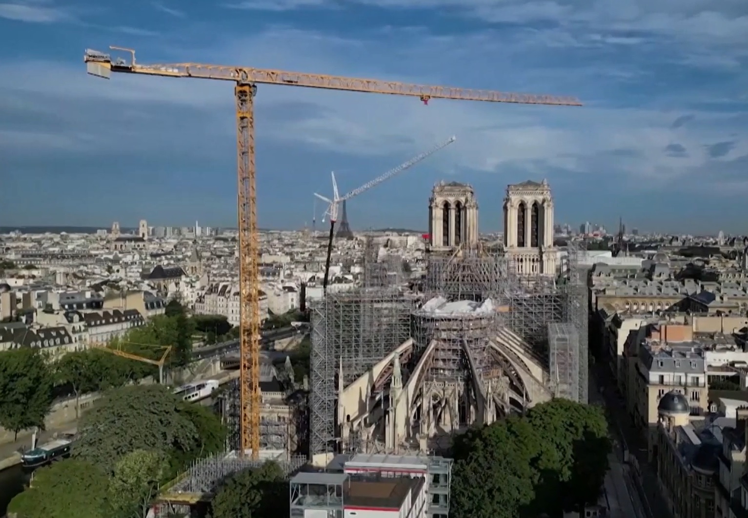 На Собор Парижской Богоматери установили новый шпиль