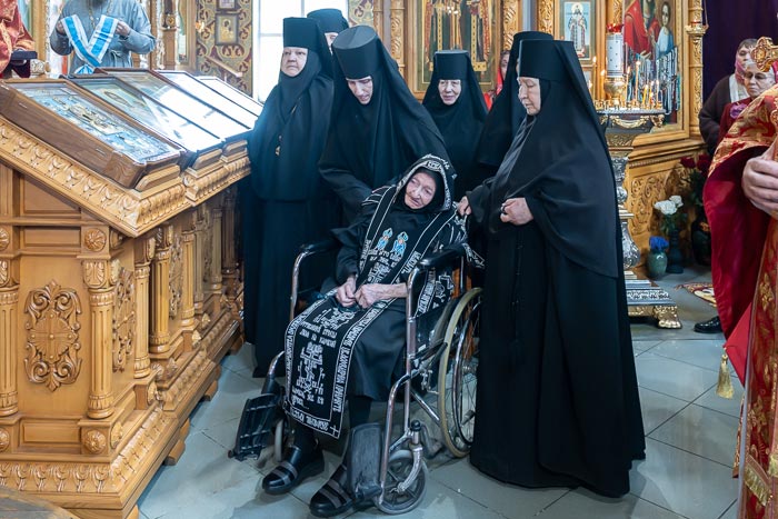 100-летней монахине из Алматы вручена Патриаршая награда 100-летней монахине из Алматы вручена Патриаршая награда