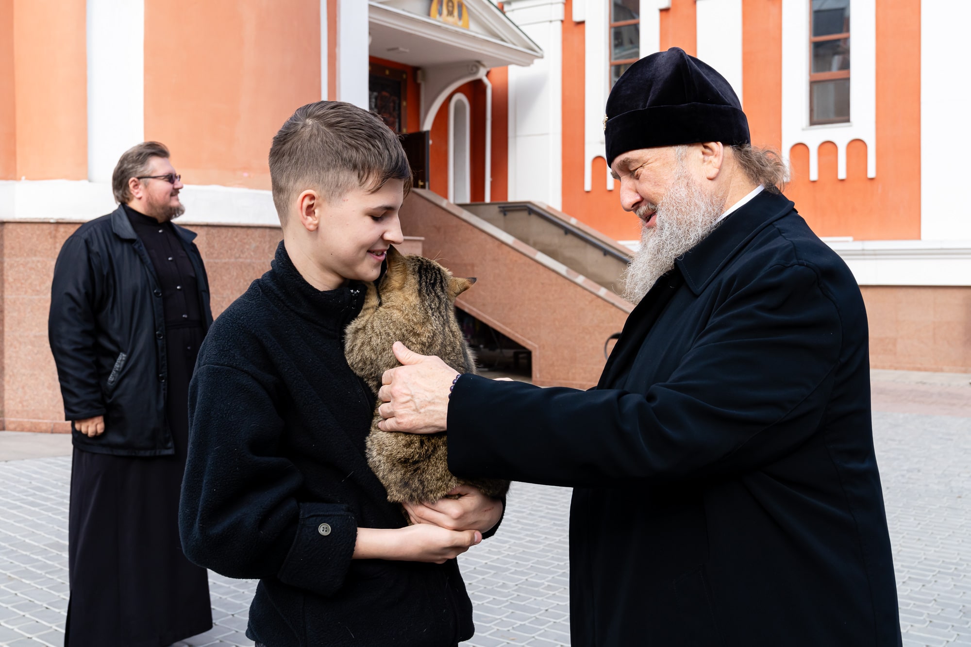 Почему кошкам можно заходить в храм и мечеть?