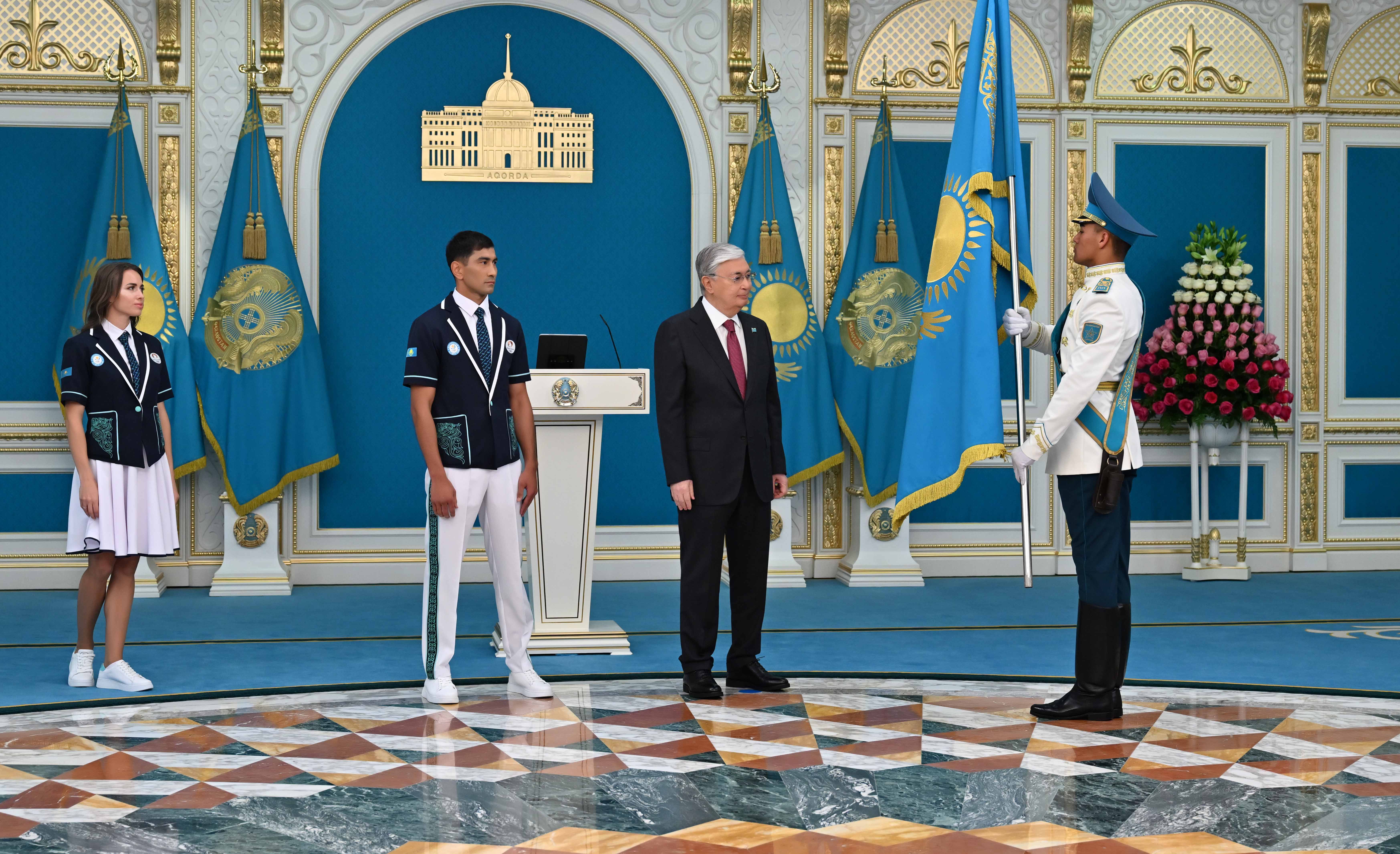 Президент Казахстана передал флаг знаменосцам олимпийской сборной 