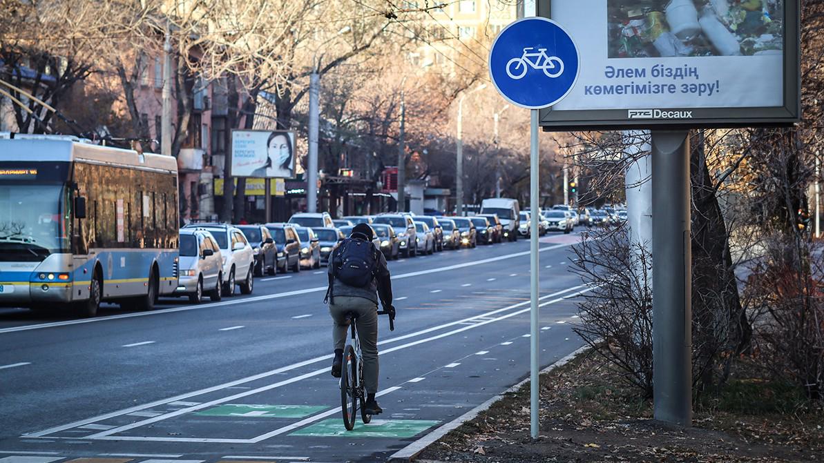 Кому разрешат ездить по «выделенкам», зачем электрокарам наклейки – что за новые правила ПДД разработало МВД?