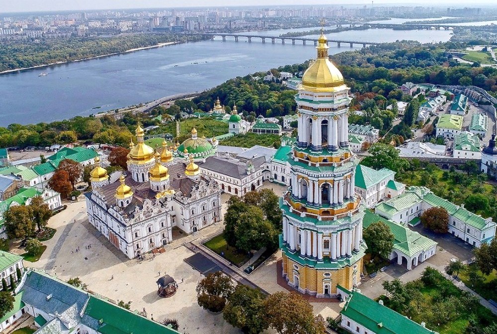 Монахов УПЦ насильно выселяют из Киево-Печерской лавры 