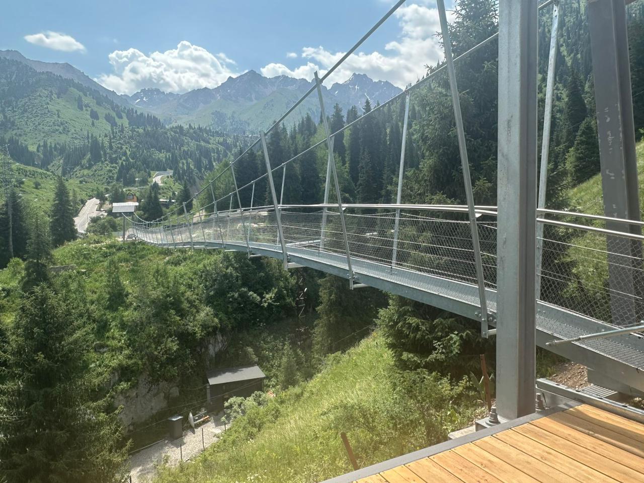 Красивый подвесной мост достраивают в горах близ Алматы 