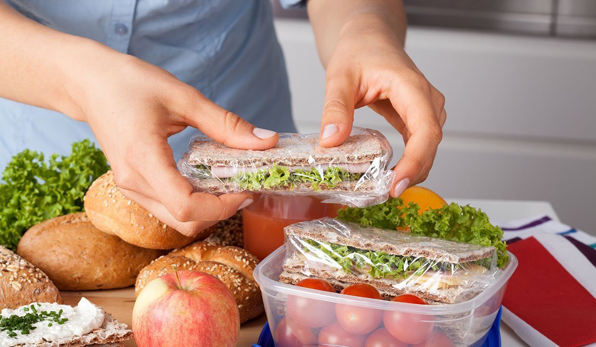 Что взять с собой в дорогу: топ продуктов, которые не испортят путешествие 