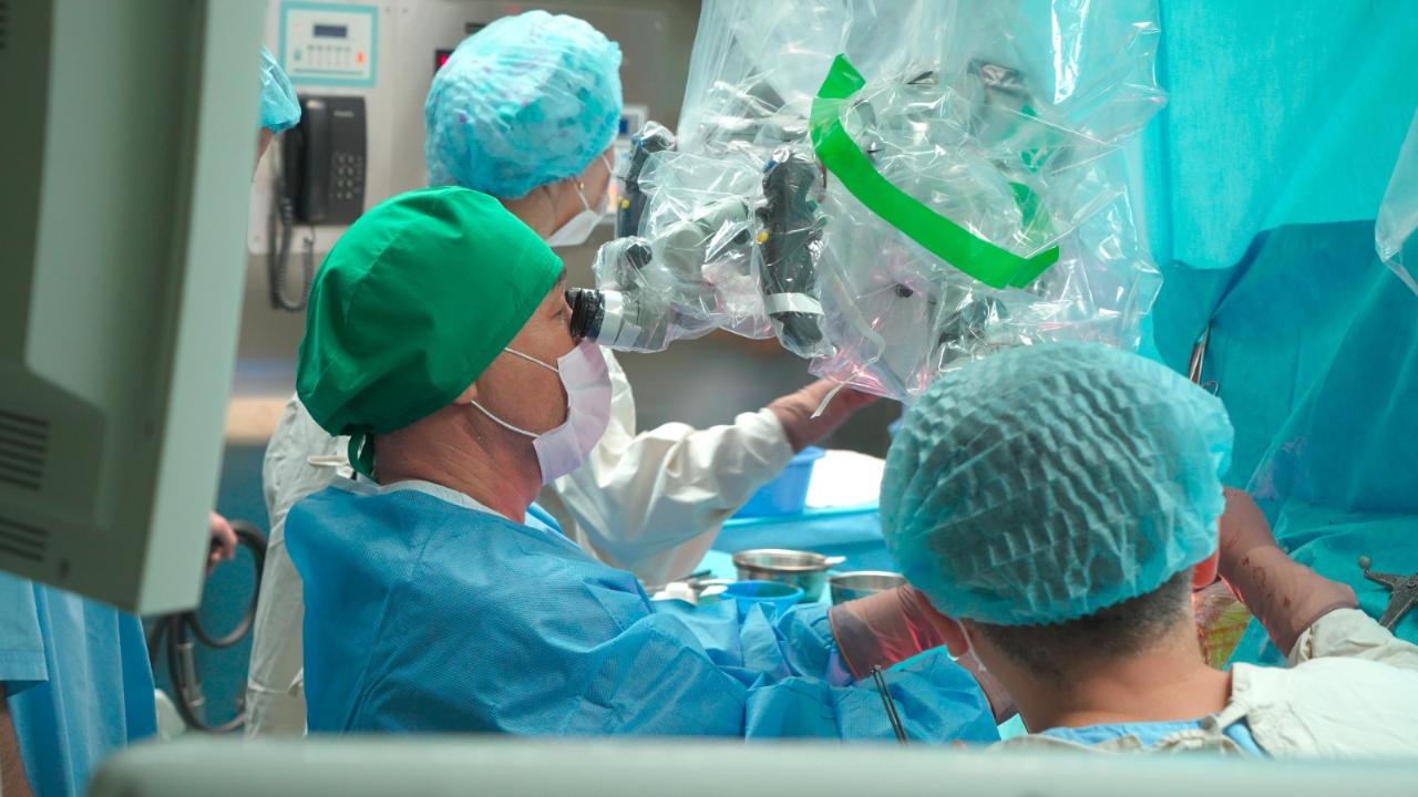 Столичные нейрохирурги удалили огромную кисту беременной женщине