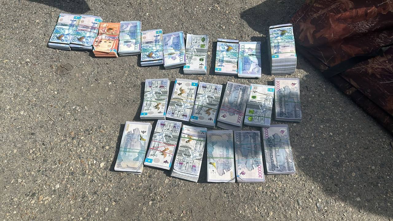 Неизвестные украли из офиса 94 млн тенге и скрылись на лодке 