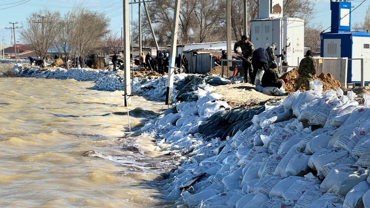С набережной в Атырау стали пропадать мешки с песком