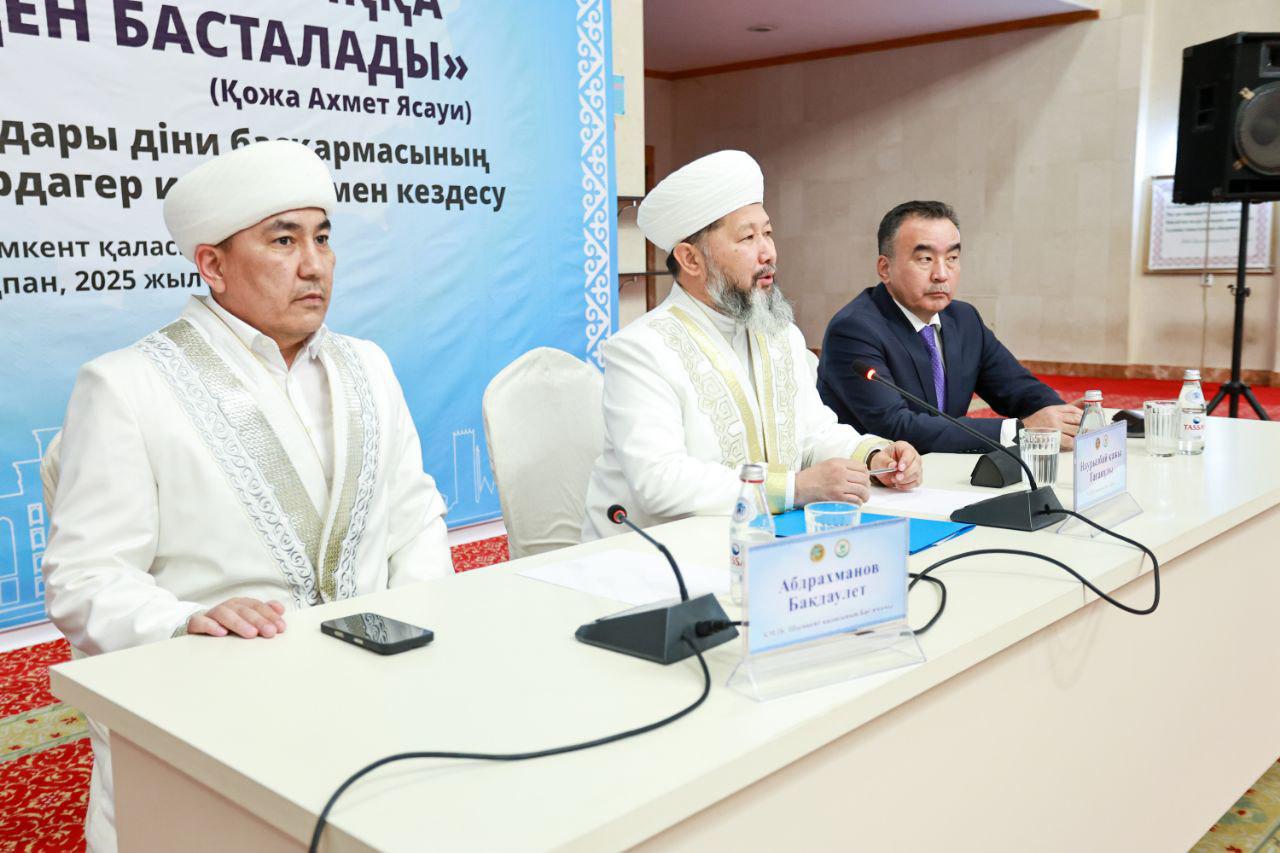 Верховный муфтий Казахстана провел встречу с имамами южного региона