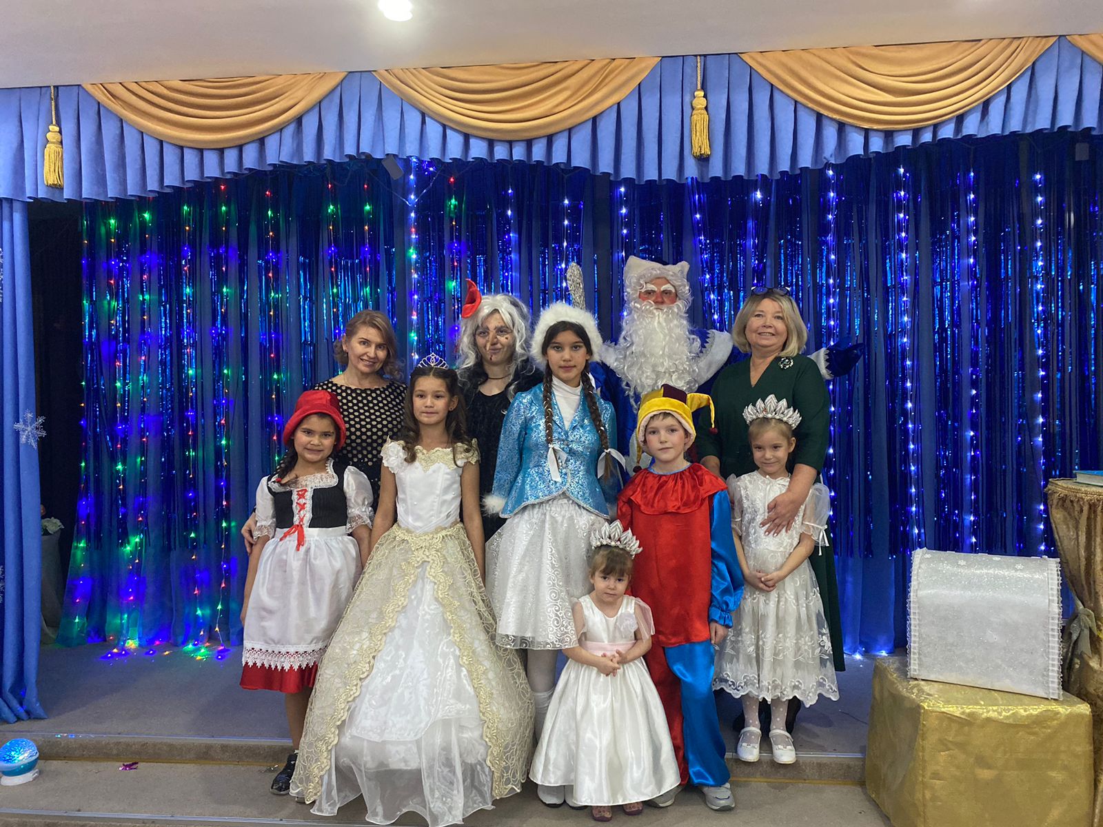 Дети и взрослые видят свет Рождественской звезды