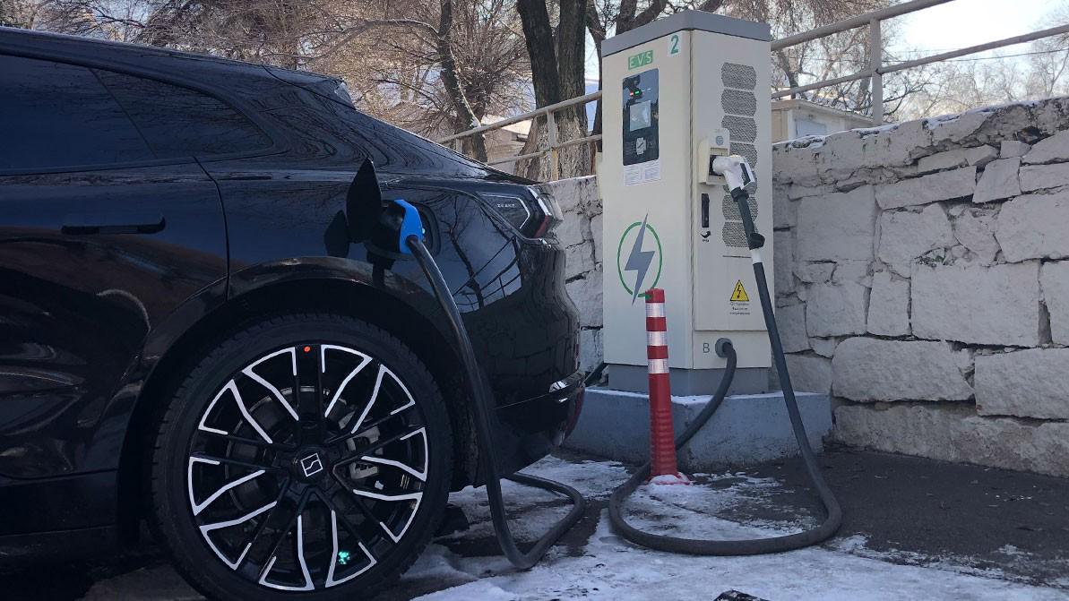 Бесплатные парковки и «выделенка» для электрокаров – в чем еще будет преимущество езды на электромобилях в Казахстане?