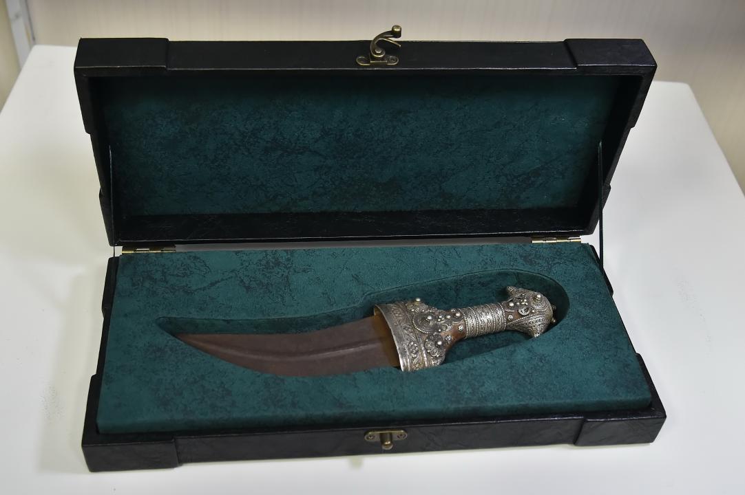 В Нацмузей РК передали кинжал Кажымукана Мунайтпасова