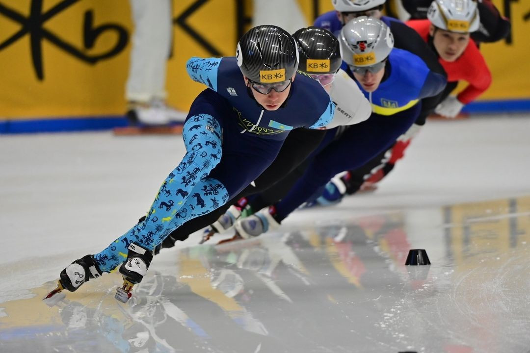 Казахстанские шорт-трекисты завоевали две золотые медали на турнире в Италии