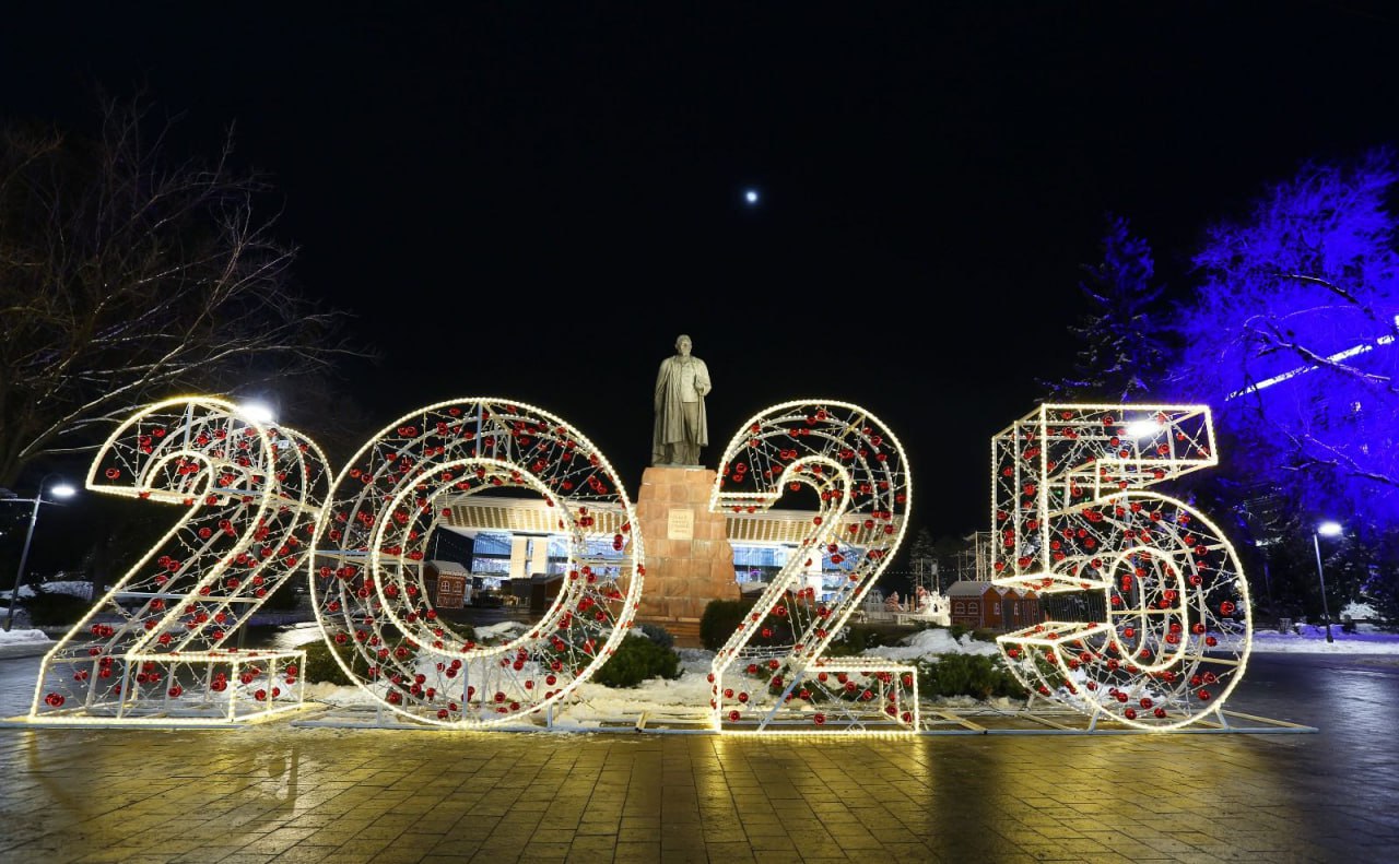 В Алматы зажгут 80 новогодних елок 