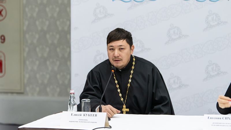 Священник на казахском поздравил мусульман с Курбан айтом Священник на казахском поздравил мусульман с Курбан айтом