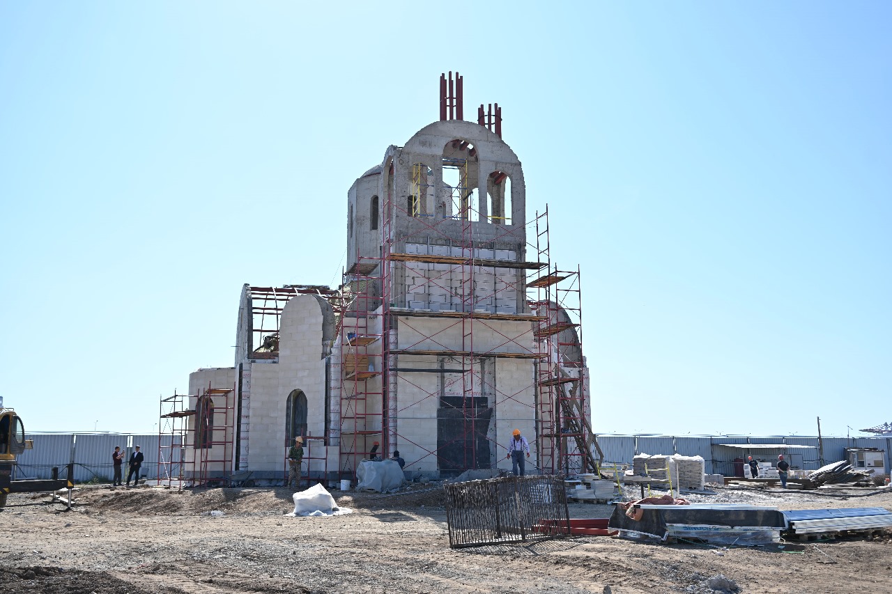 «Важный символ единства»: сенатор посетил стройплощадку нового храма в Астане 