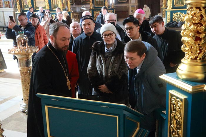 Религиозные деятели Астаны собрались в преддверии Наурыза в Успенском соборе