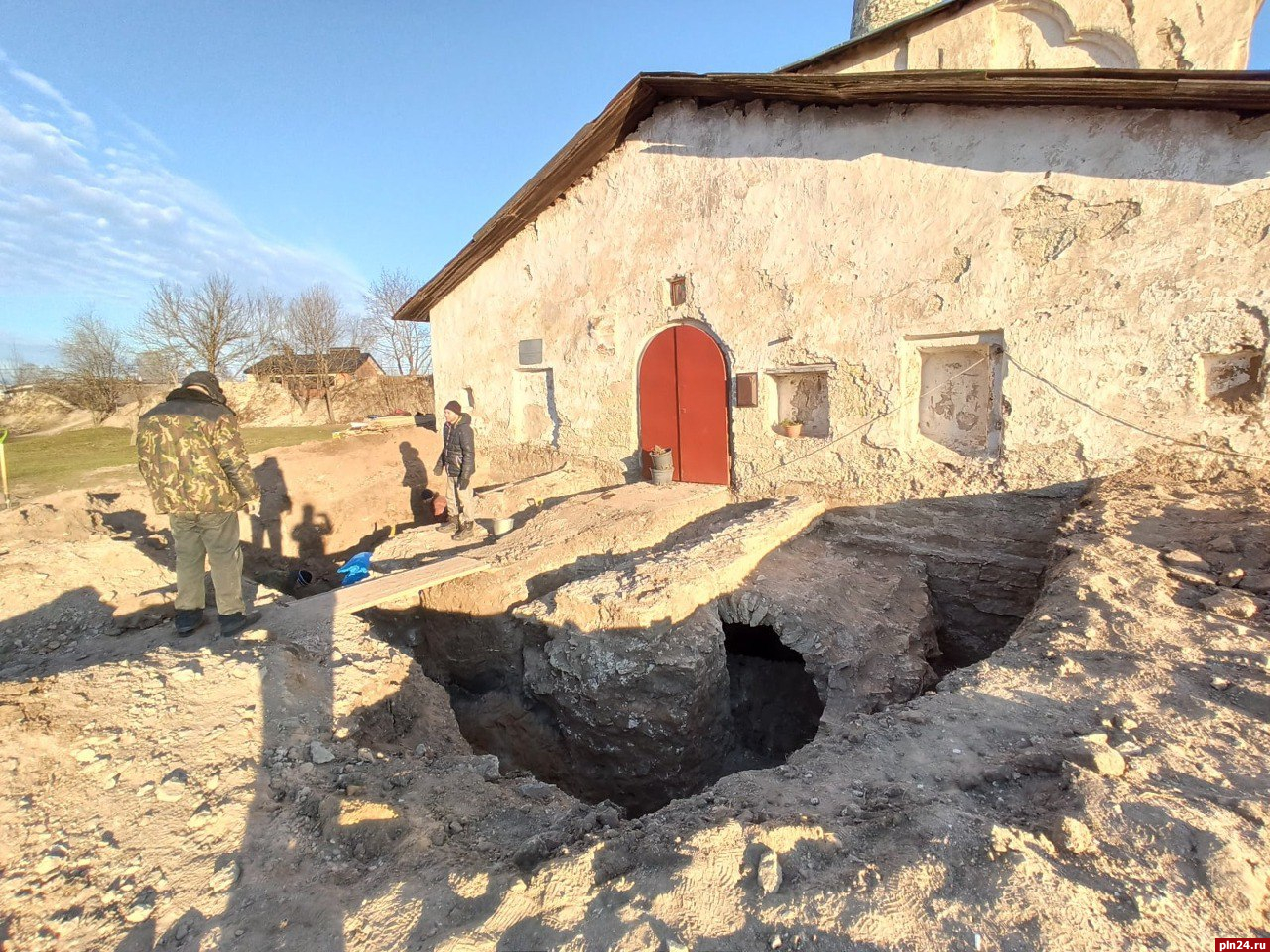 Склеп XVIII века с останками восьми человек обнаружили в России 