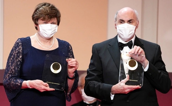 Нобелевскую премию по медицине вручили разработчикам вакцины от Covid-19