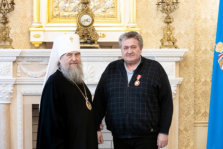 За вклад в борьбу с коронавирусом митрополит Александр наградил врачей и медицинских работников города Алматы