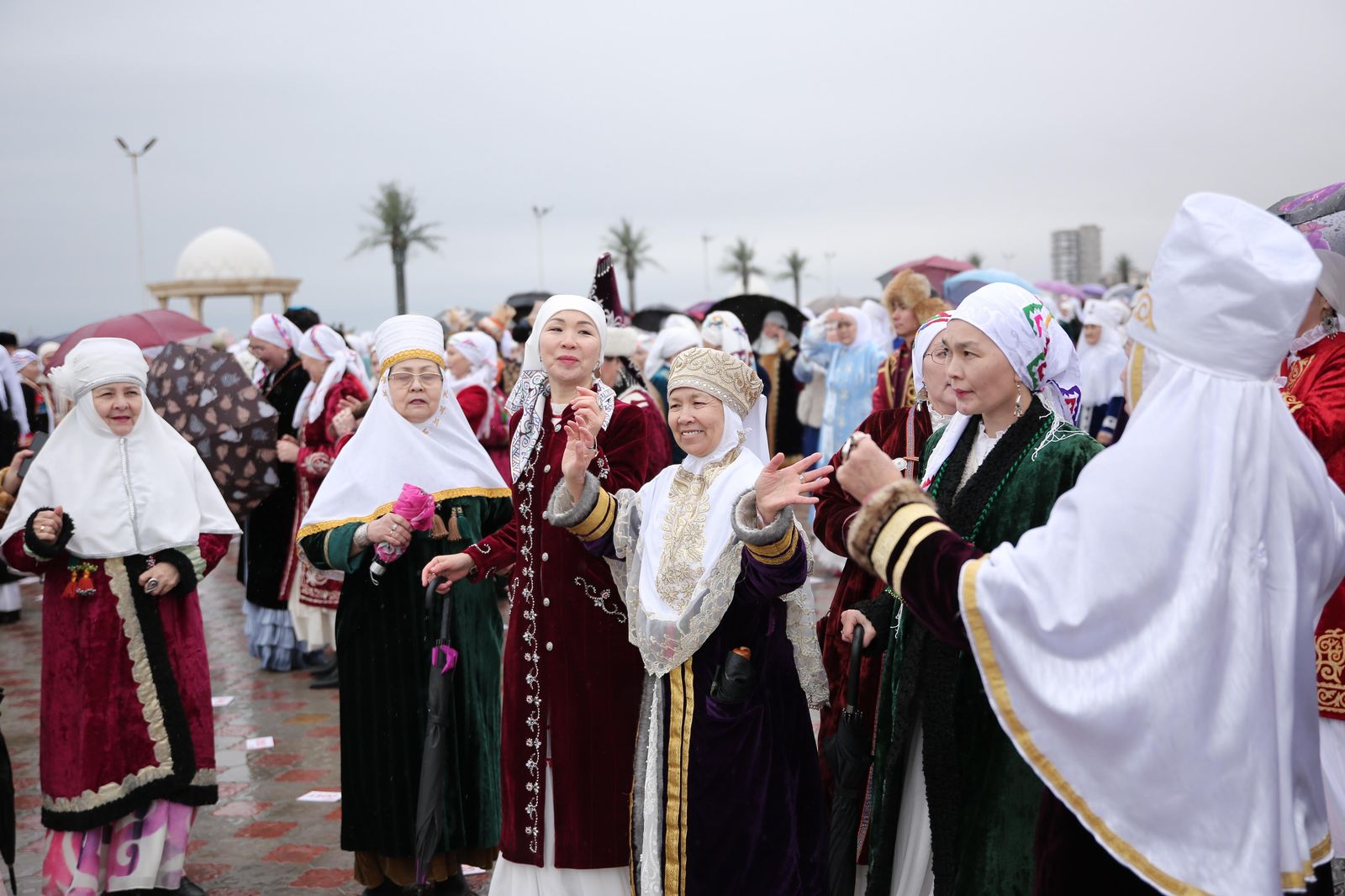 Мировой рекорд в национальной одежде установили в Мангистау Мировой рекорд в национальной одежде установили в Мангистау