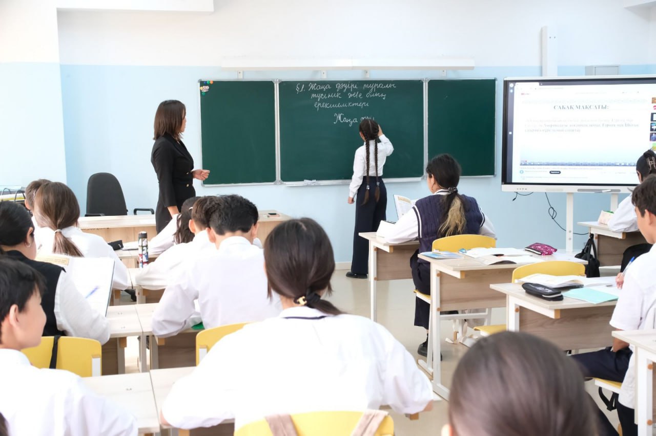 100 дополнительных автобусов купят школам Алматы в 2024 году