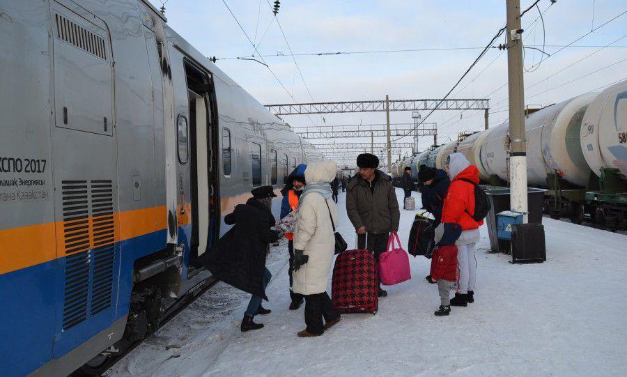 600 человек эвакуируют на поездах с закрытой трассы «Астана-Кокшетау» 600 человек эвакуируют на поездах с закрытой трассы «Астана-Кокшетау»