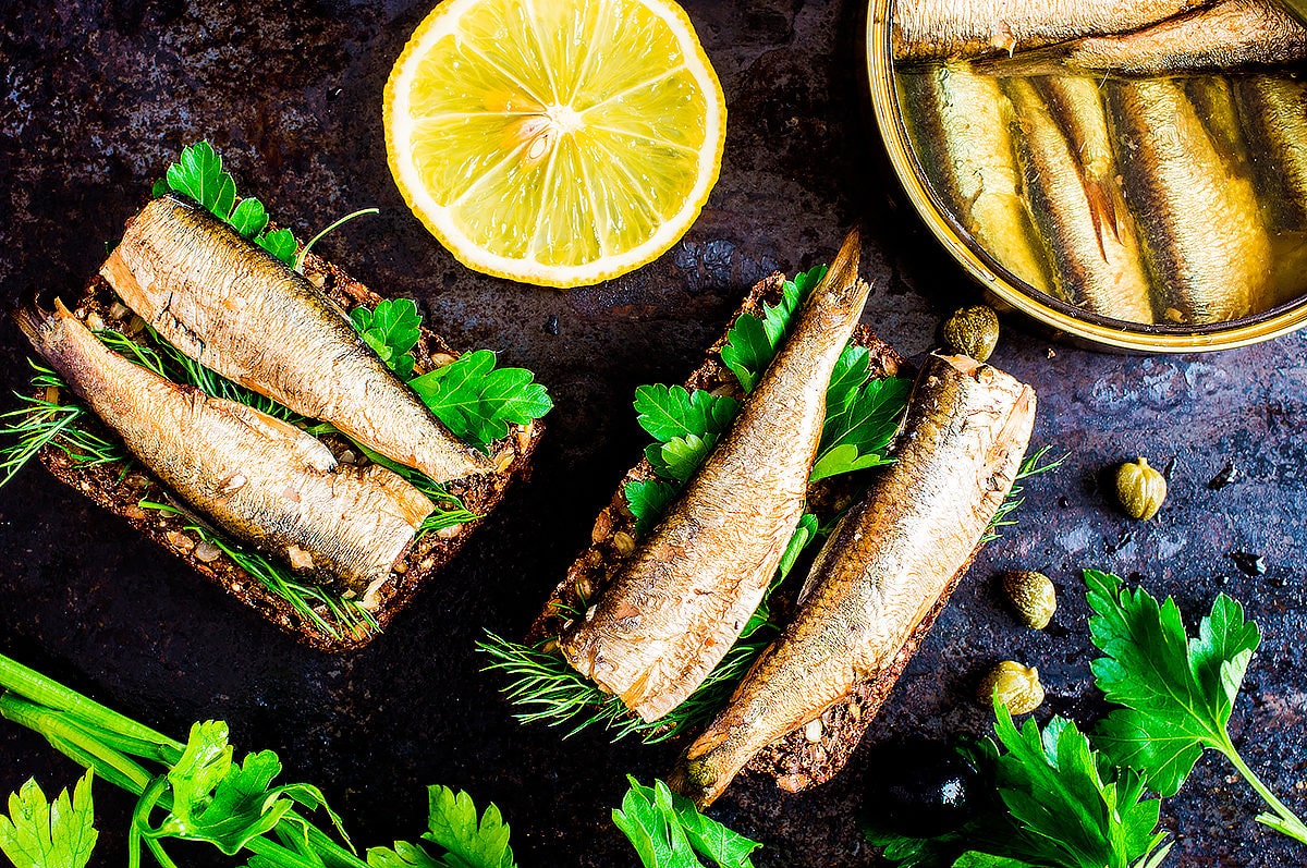 Шпроты: Как выбрать правильные консервы, их история и польза