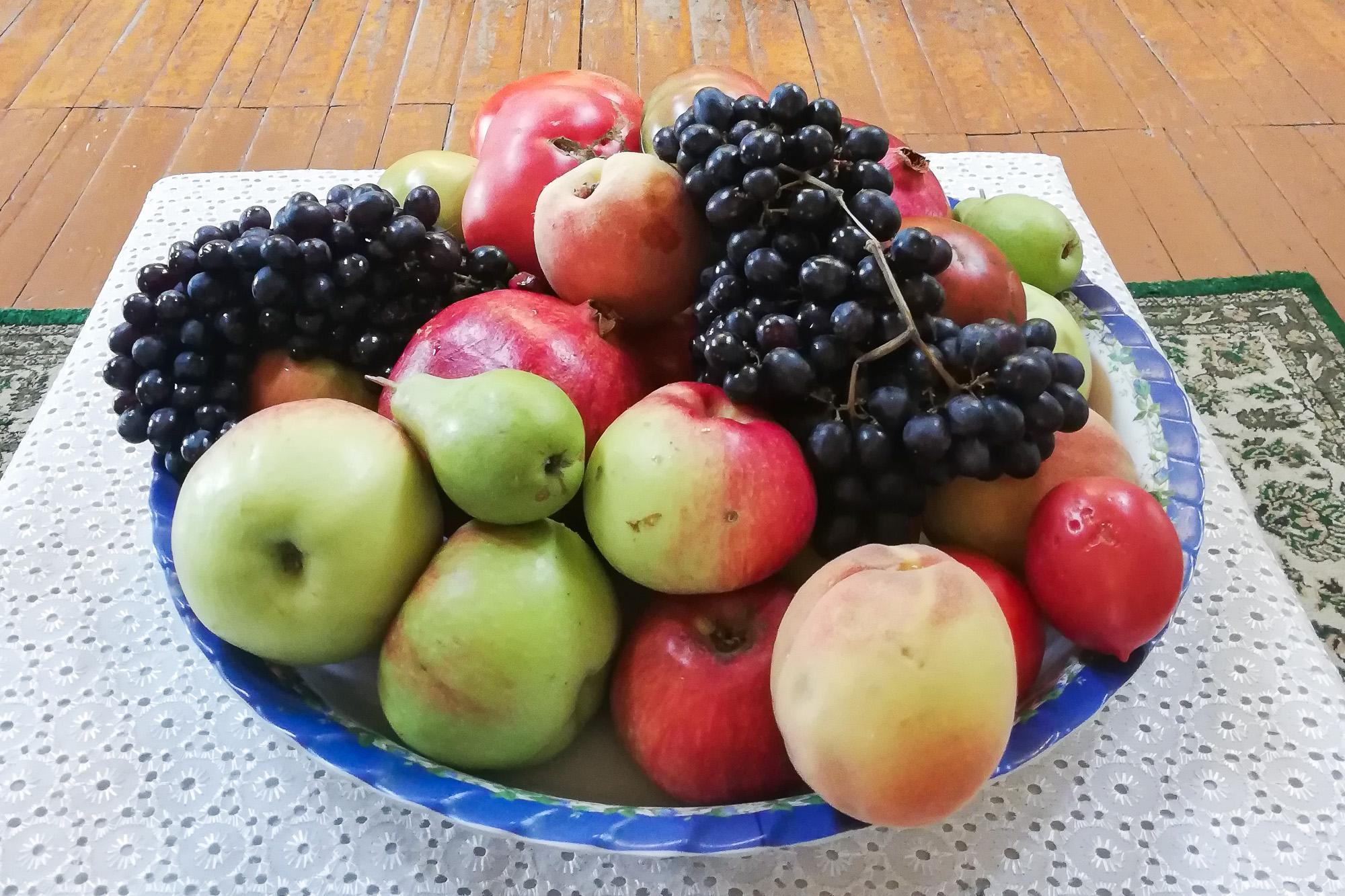 Покатился август яблоком в траву