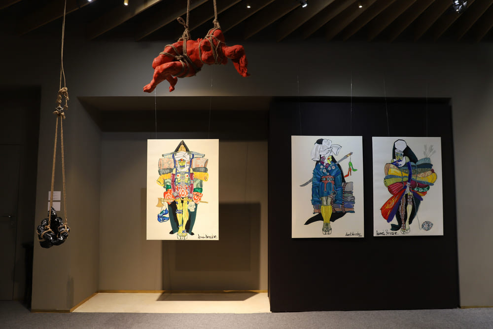 Связанные 3D скульптуры и пылающая келин: художники подняли вопрос бытового насилия