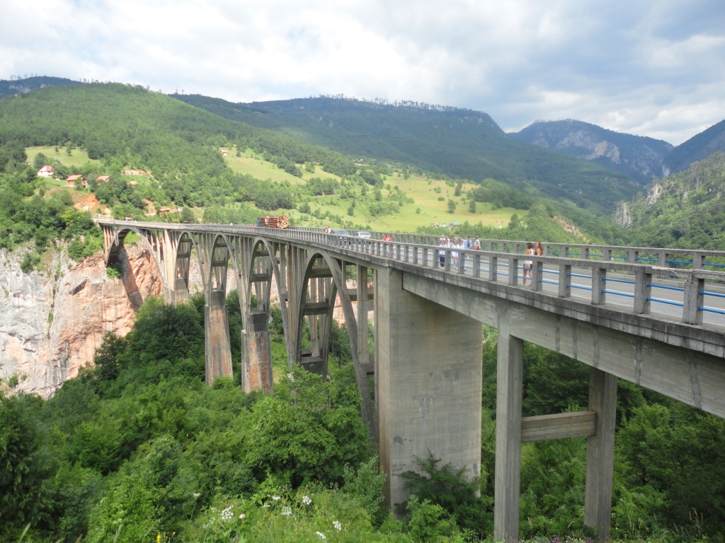 Стремительные воды Черногории. Живая вода водопада Светигора 