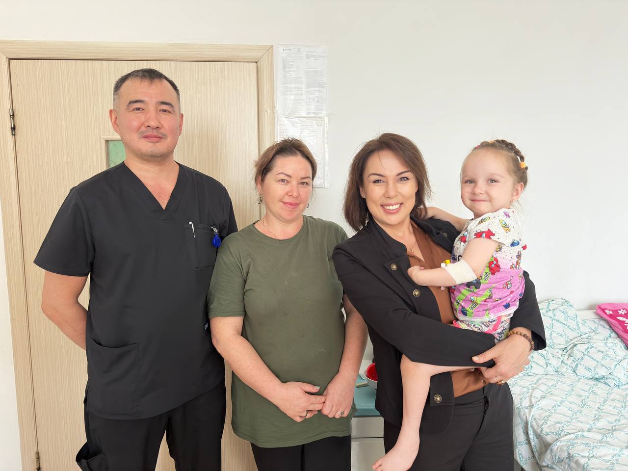 В Алматы хирурги провели уникальную операцию по выпрямлению конечностей девочки