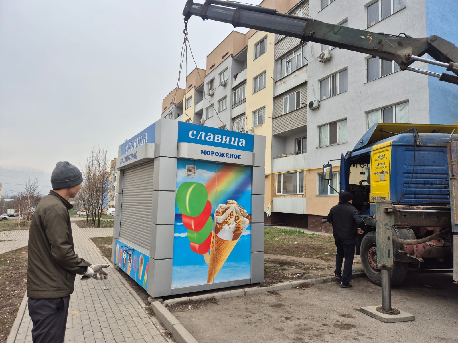 В Алматы продолжают снос торговых киосков 